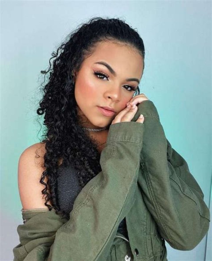 
Becca Oliveira Height, Weight, Net Worth, Age, Birthday, Wikipedia, Who, Nationality, Biography 