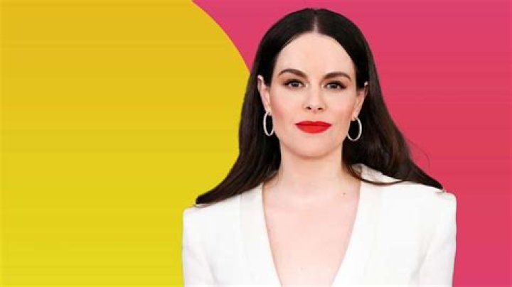 Emily Hampshire Height, Weight, Net Worth, Age, Birthday, Wikipedia, Who, Nationality, Biography