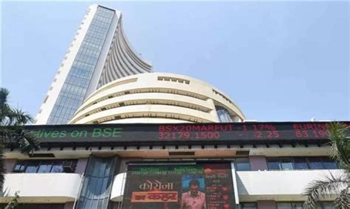 
Equities end marginally lower, extend losses for fifth straight day 