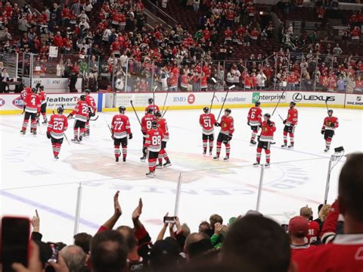 
Here’s Why Fans Think Pat Foley Is Leaving Blackhawks 