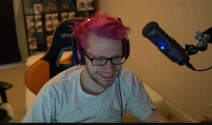 
Jeff Anderson – Emongg Height, Weight, Net Worth, Age, Birthday, Wikipedia, Who, Nationality, Biography 