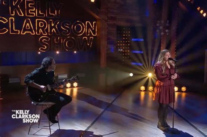 
Kelly Clarkson Channels Breakup Vibes While Performing Katy Perry’s ‘The One That Got Away’ — Watch! 