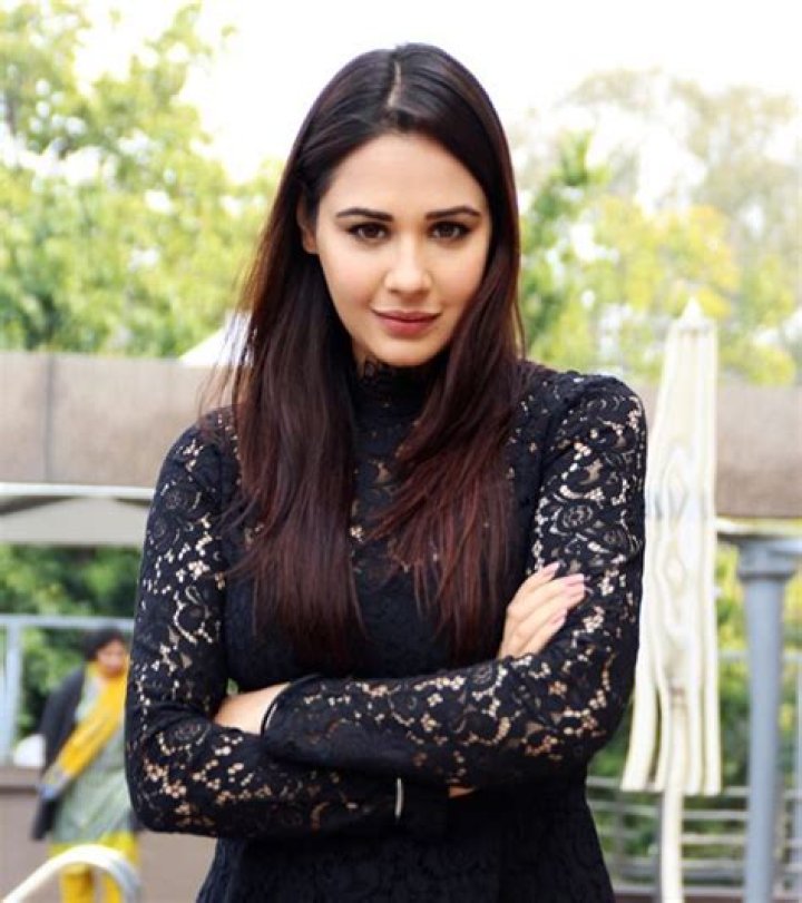 
Mandy Takhar Height, Weight, Net Worth, Age, Birthday, Wikipedia, Who, Nationality, Biography 