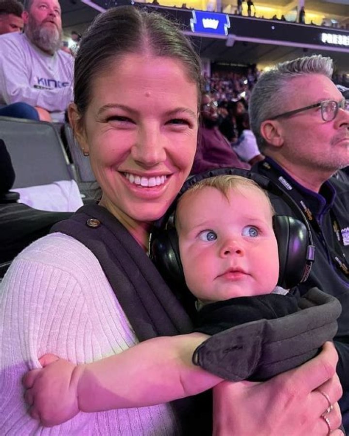 
Matthew Dellavedova has a Cute Family With Wife Anna Schroeder 