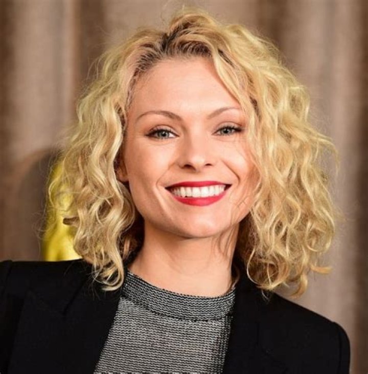 
Myanna Buring Height, Weight, Net Worth, Age, Birthday, Wikipedia, Who, Nationality, Biography 