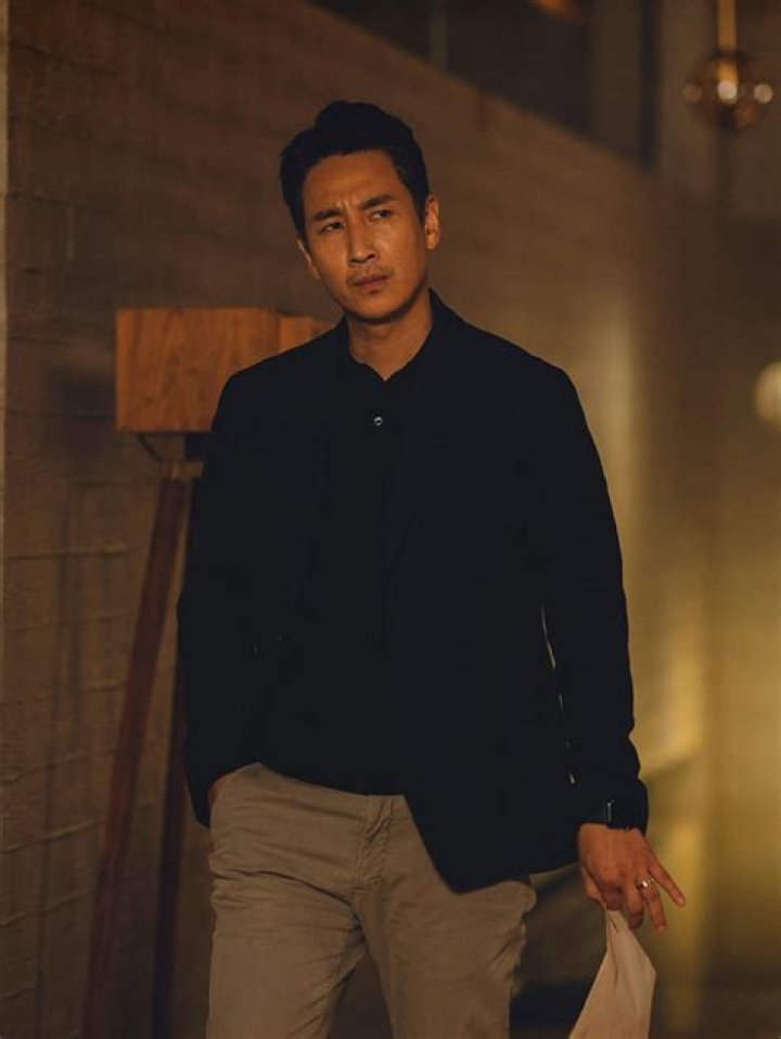 
Payback episode 4: Eun-yong tries to outsmart Director Myung, but how far can he go? 