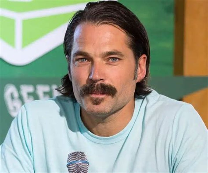 
Tim Rozon (Schitt’s Creek) Wiki Bio, net worth, ethnicity, wife, family, kids 